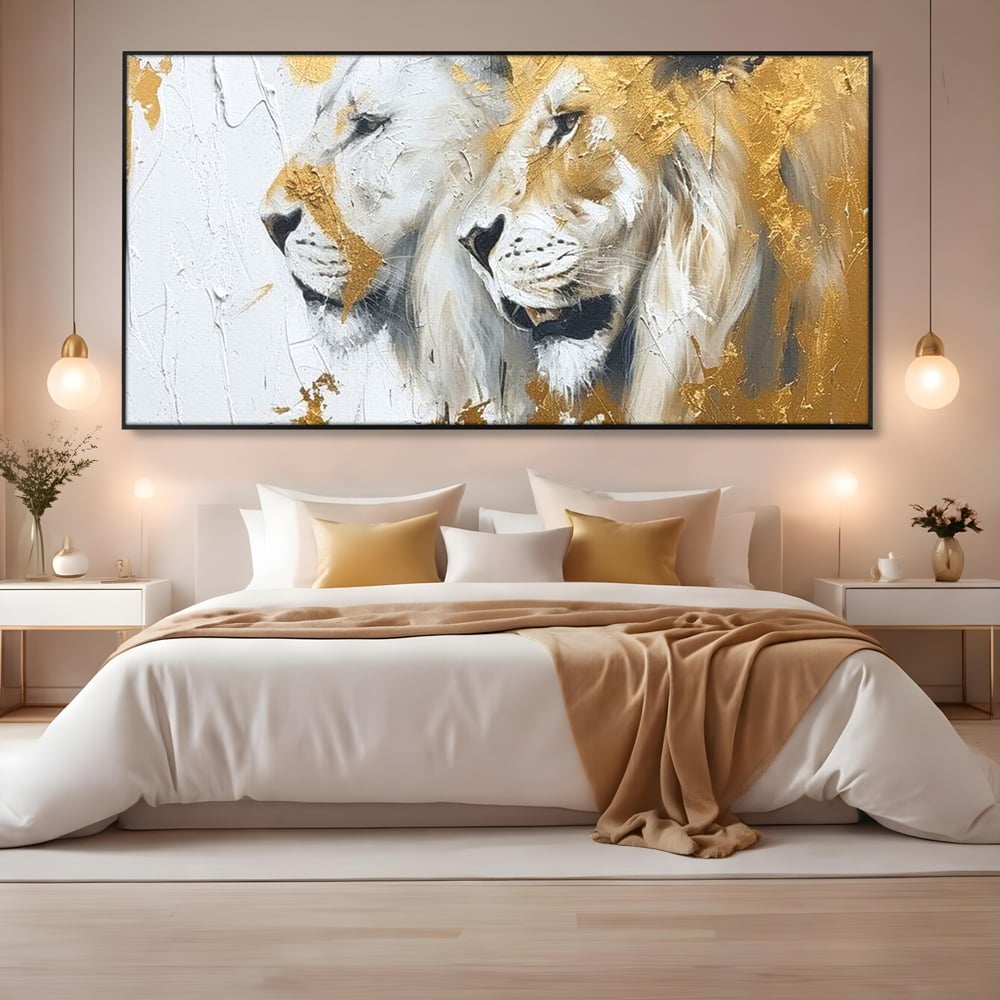 Tablou canvas cu tablou canvas cu doi lei si accente aurii, in rama de aluminiu negru, pe perete intr-un dormitor